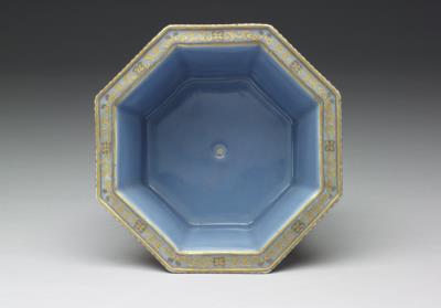 图片[2]-Octagonal flowerpot with Indian lotus pattern in gold and silver tracing. Qing dynasty, late 18th – early 19th century-China Archive